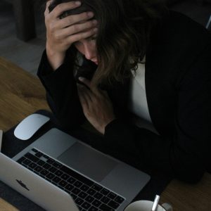Personne travaillant à un ordinateur lors d'une situation de crise nécessitant une intervention rapide.